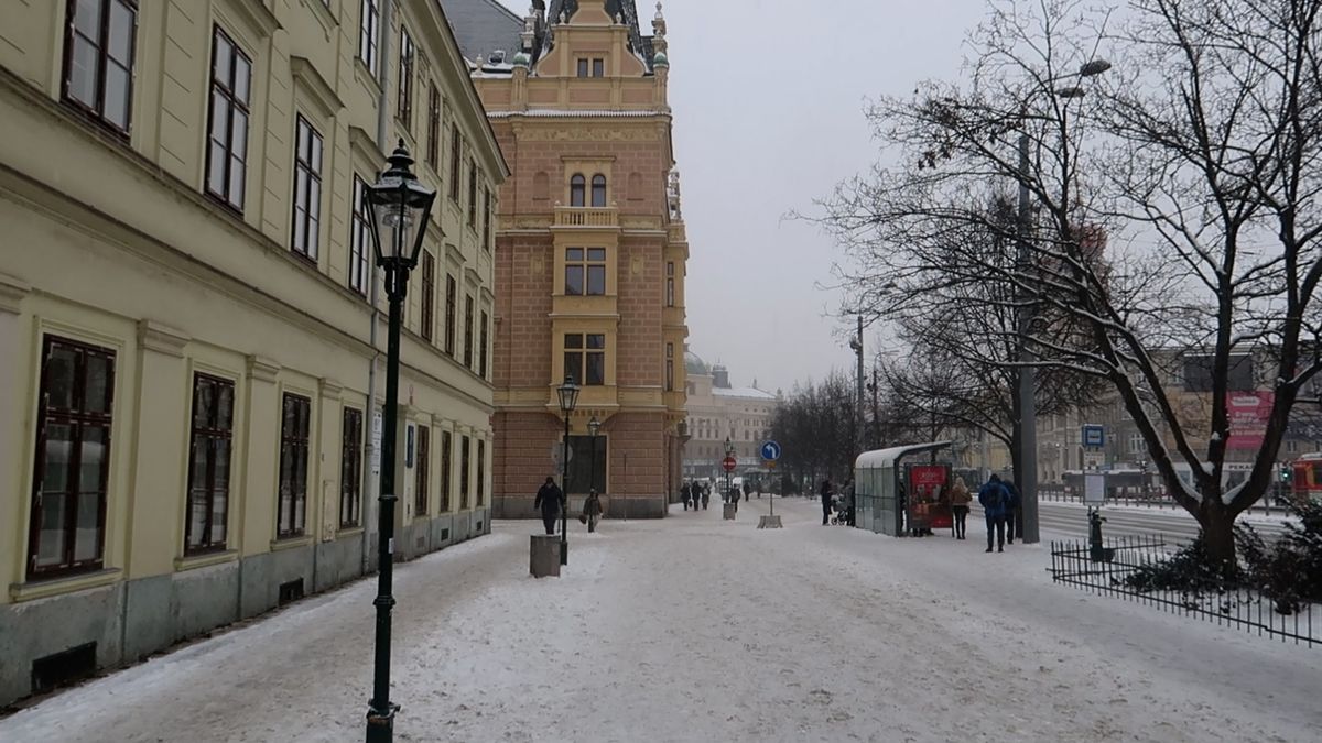 Vlastníci si dupli. Části historického jádra Plzně tak stále chybí stylové osvětlení